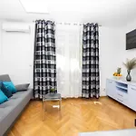 Apartment Paolo By The Beach Znjan